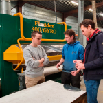 V.l.n.r. werkvoorbereider Tom de Vos en operator Christof Casier van Metaco bekijken met Thijs Carlier van Summa Surface de kwaliteit van enkele ‘gefladderde’ plaatdelen.