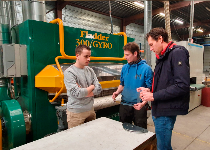 V.l.n.r. werkvoorbereider Tom de Vos en operator Christof Casier van Metaco bekijken met Thijs Carlier van Summa Surface de kwaliteit van enkele ‘gefladderde’ plaatdelen.