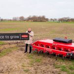 ‘Ruimte om te groeien’ staat op het bord dat Nicola Lemken en Anthony van der Ley, CEO van de Lemken Groep, vasthouden. In Dinteloord komt de nieuwe fabriek van Machinefabriek Steketee.