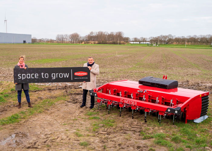 ‘Ruimte om te groeien’ staat op het bord dat Nicola Lemken en Anthony van der Ley, CEO van de Lemken Groep, vasthouden. In Dinteloord komt de nieuwe fabriek van Machinefabriek Steketee.