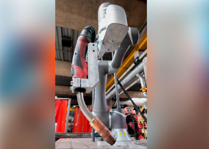 VWCO, dat de TM-cobots verkoopt, heeft samen met Valk Welding een oplossing ontwikkeld waarmee bedrijven die al een lasapparaat hebben, dit aan een cobot kunnen hangen.