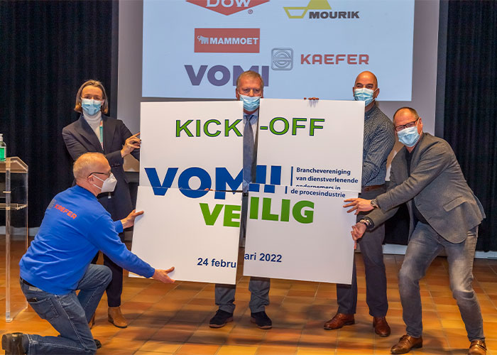 Met een feestelijke kick-off is de officiële aftrap gegeven van het VOMI Veilig-programma. VOMI, Dow, VOMI-leden Mammoet en Kaefer en subsidieverstrekker RVO legden daarbij gezamenlijk de VOMI Veilig puzzelstukken op hun plaats.