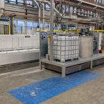 De intelligent paint kitchen is opgebouwd op een speciaal ontworpen skid gecombineerd met een los vloeistofpaneel. Een uitwisselbare 1000 liter IBC op de skid wordt gekoppeld aan een membraanpomp, die de coating overpompt naar een 500 liter RVS werkketel.