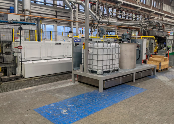 De intelligent paint kitchen is opgebouwd op een speciaal ontworpen skid gecombineerd met een los vloeistofpaneel. Een uitwisselbare 1000 liter IBC op de skid wordt gekoppeld aan een membraanpomp, die de coating overpompt naar een 500 liter RVS werkketel.