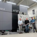 Martijn Alders, Henk Spalink en Léon Nijenhuis (v.l.n.r.) voor de nieuwe Burkhardt+Weber MCX 1250 A van Masévon Advanced Systems. Voor de productie van hoogwaardige componenten maakt de toeleverancier gebruik van de gereedschappen en systemen van Haimer.