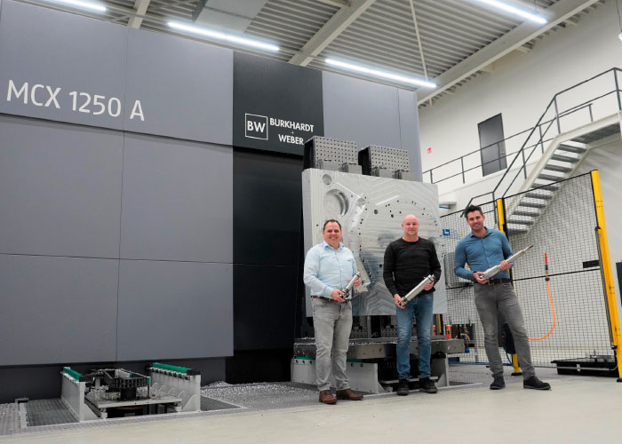 Martijn Alders, Henk Spalink en Léon Nijenhuis (v.l.n.r.) voor de nieuwe Burkhardt+Weber MCX 1250 A van Masévon Advanced Systems. Voor de productie van hoogwaardige componenten maakt de toeleverancier gebruik van de gereedschappen en systemen van Haimer.