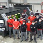 Medewerkers van Lang Gerätetechnik bij de nieuwe Ventis-3015AJ, de honderdste fiberlaser van dit model die Amada in Europa heeft verkocht.