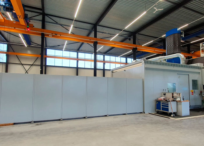 Met een bereik van 14 m x 4,6 m x 2,8 m (XxYxZ) is de nieuwe Pama Vertiram 2000 bij De Rooy een indrukwekkende verschijning.