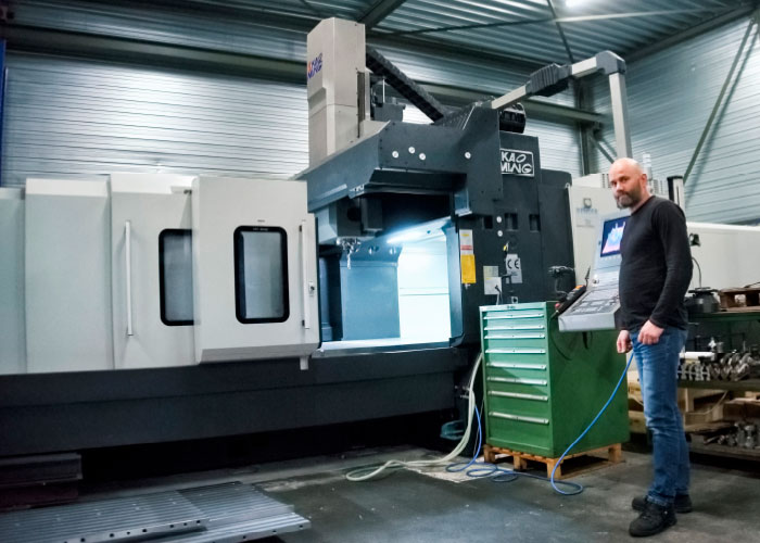 Dennis Duijts bij de nieuwe Kao Ming KMC-4000 SD portaalfreesmachine. Duijts Verspaning zet de bewerkingsmachine in voor zwaar freeswerk.