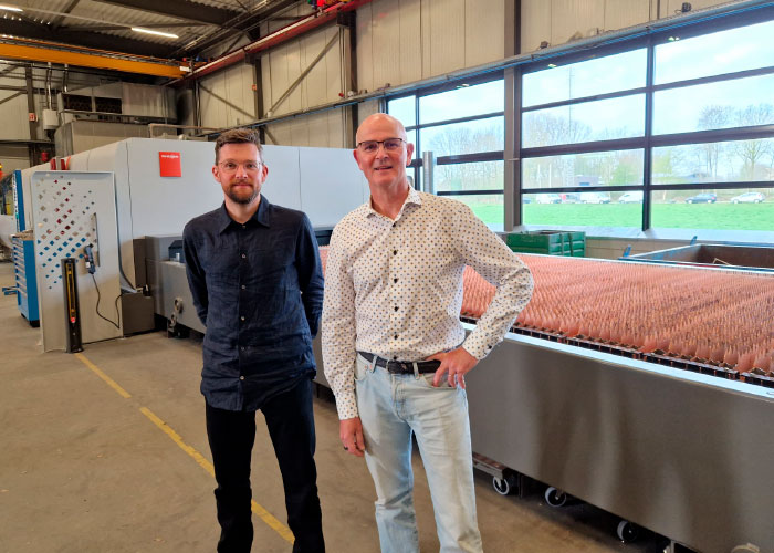 Sales manager Pieter Meinster (links) en operationeel directeur Eric Hengst bij de jongste investering van Dumaco Woerden: een 10 kW fiberlaser van Bystronic met een werkbereik van 8x2,5 meter