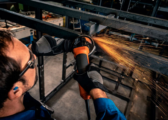 Door de constructie, bestaande uit een metalen aandrijfkop en een versterkte kunststof behuizing, zijn de nieuwe compacte haakse slijpers robuuste machines.