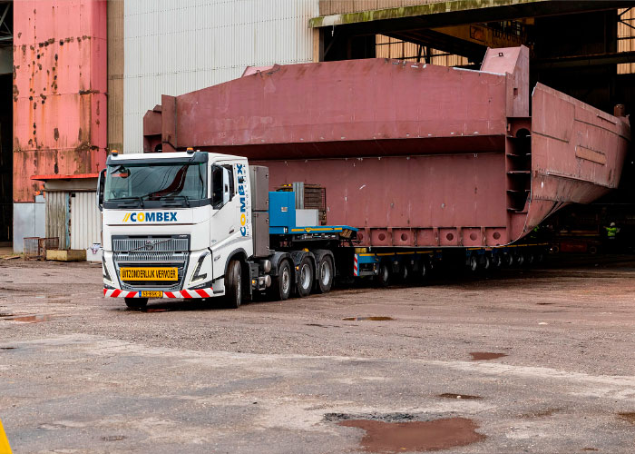 Combex zet de truck ook in voor het transport van scheepssecties van de werf naar het water. Dat vraagt om manoeuvreren op zeer lage snelheid en daarvoor is de I-Shift versnellingsbak met kruipversnellingen voor- en achteruit ideaal.