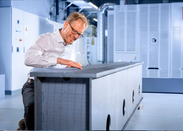 Aan de hand van een lasergelast segment van een halkraan hebben Dirk Dittrich en zijn team van Fraunhofer IWS aangetoond hun proces in de staalbouw aanzienlijke hoeveelheden grondstoffen kan besparen. (Foto René Jungnickel/Fraunhofer IWS)