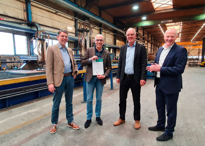 Het bewijs van deelname aan de Masterclass Technology Roadmapping voor Henk Landeweerd van MWA. V.l.n.r. Edwin Dekker (NEVAT), Henk Landeweerd (MWA), Koos Slagter (Saxion Hogeschool) en Henri Kooiker (Halloy).