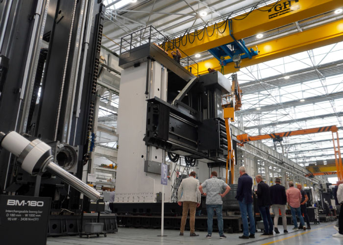 Tijdens de rondleiding door de productiefabriek van de Spaanse machinebouwer, werd een grote Magna freesmachine in opbouw gepresenteerd.