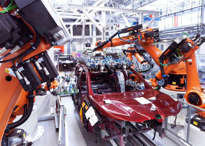BMW reduceerde het energieverbruik bij de productie van asbalken door pneumatische grijpers te vervangen door een flexibel elektrisch grijpersysteem op zijn energiezuinige zes-assige Kuka-robots.