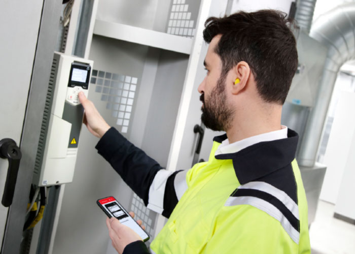 Het Connectivity Panel levert continu informatie aan operators of service-experts over belangrijke indicatoren, zoals de status van apparatuur, gebruikspatronen, stroomverbruik en stressniveau.