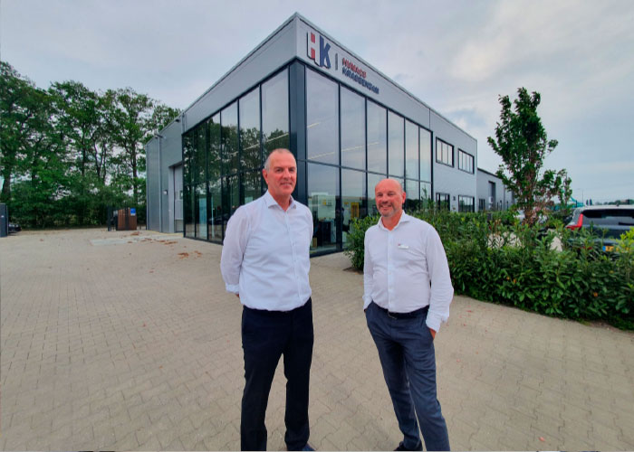 Wim Hudepohl en Han Krabbendam voor hun bedrijfspand in Nieuwleusen, waar ze eindelijk open huis konden houden.