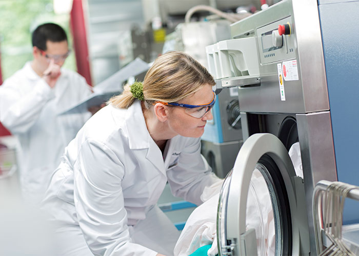 In het technisch centrum van MEWA wordt de kleding getest op duurzaamheid en slijtvastheid.