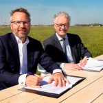 Bas Bonnier (links), directeur van Mogema, en burgemeester Jean Paul Gebben van gemeente Dronten ondertekenden de koopovereenkomst op bedrijventerrein De Poort van Dronten zelf.