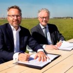 Bas Bonnier (links), directeur van Mogema, en burgemeester Jean Paul Gebben van gemeente Dronten ondertekenden de koopovereenkomst op bedrijventerrein De Poort van Dronten zelf.