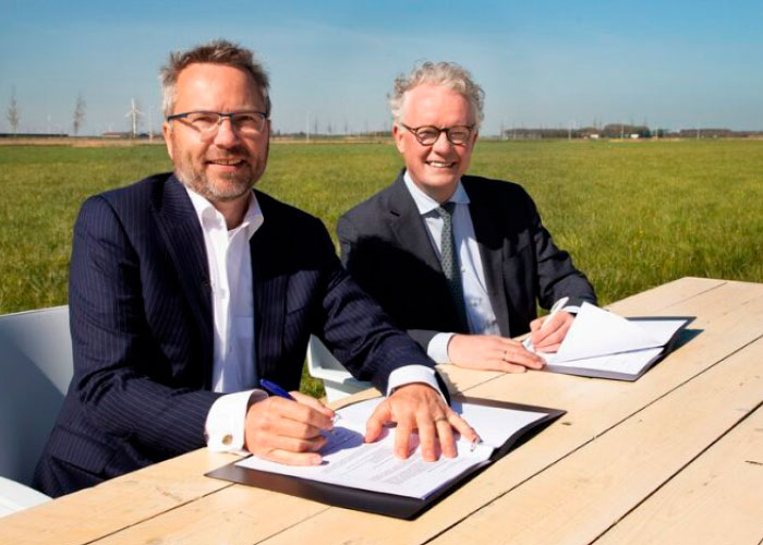 Bas Bonnier (links), directeur van Mogema, en burgemeester Jean Paul Gebben van gemeente Dronten ondertekenden de koopovereenkomst op bedrijventerrein De Poort van Dronten zelf.