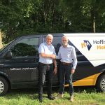 Gerrit Eysink van Hoffmann-Metalcare (links) en Eddy van den Belt van Belttech feliciteren elkaar met de overname.