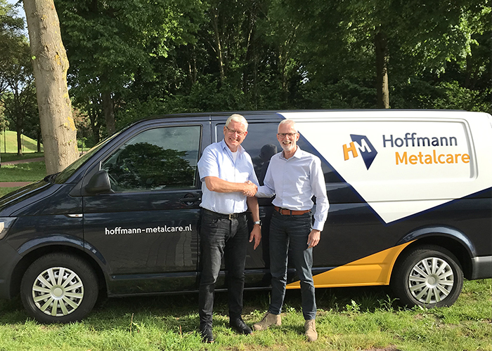 Gerrit Eysink van Hoffmann-Metalcare (links) en Eddy van den Belt van Belttech feliciteren elkaar met de overname.