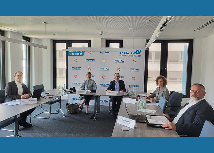 Presentatie van Metav 2022 door de organisatoren. VDW-directeur Wilfried Schäfer (rechts voor het scherm met logo’s): “Het zal enige tijd duren voordat de markt weer normaal is.”