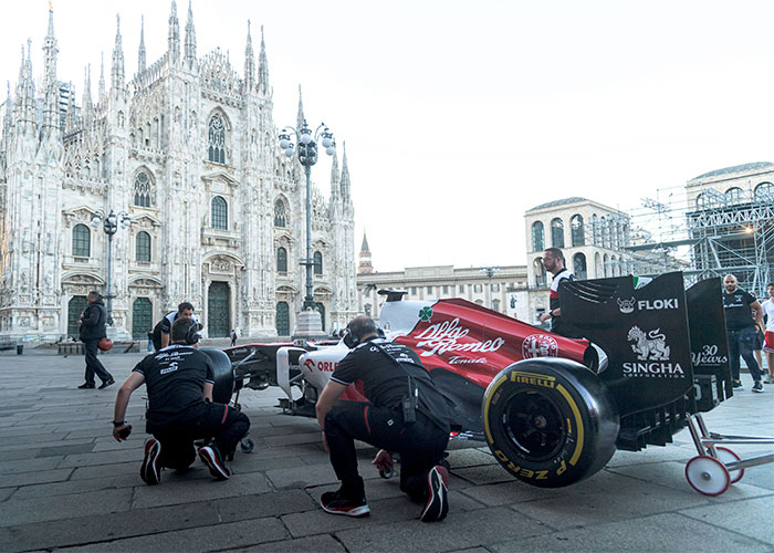 Alfa Romeo maakte op 24 juni Milaan op een bijzondere manier wakker om de 112e verjaardag van het automerk te vieren. Dat gebeurde met een F1 auto, waarvoor diverse onderdelen worden gemaakt met de metaalprinters van Additive Industries.