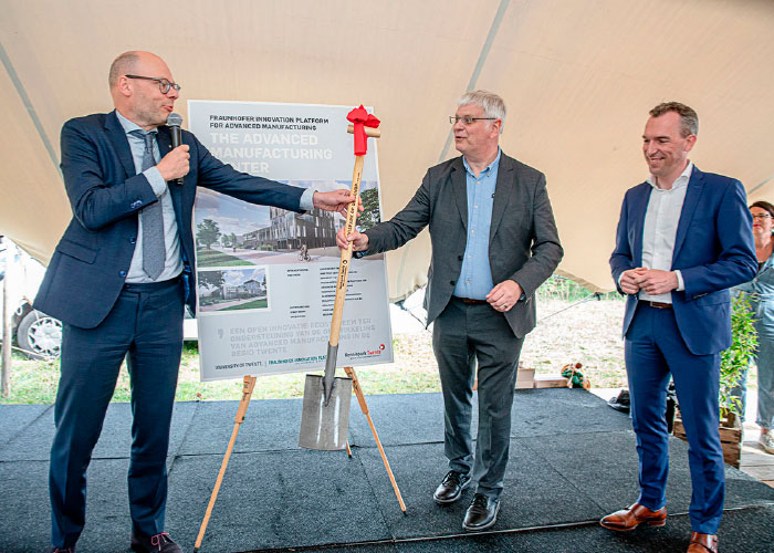 De eerstesteenleggingsceremonie voor de nieuwe faciliteit op het Kennispark in Enschede. In het midden prof. dr. Ian Gibson, een van de directeuren van FIP-AM@UT.