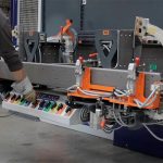 Omdat de te lassen onderdelen groot zijn, ontwierpen RobWelding speciale subframes, zodat de operator ze gemakkelijker in de mal kan leggen, om deze vervolgens automatisch op te spannen met Destaco-krachtspanners.