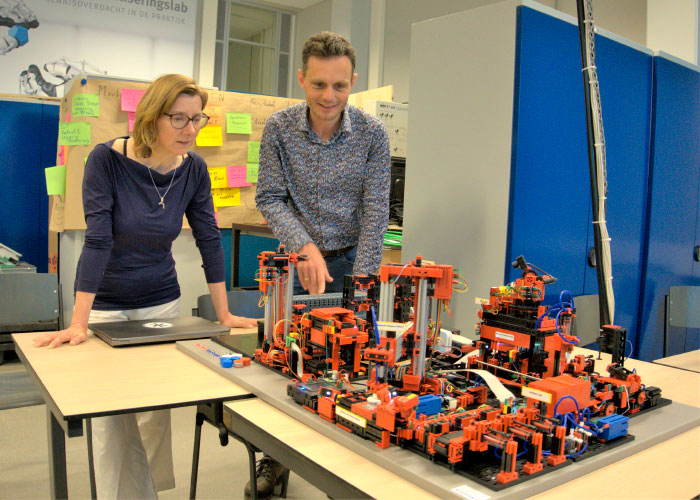 Jenny Coenen (l) en Rufus Fraanje bij een proefopstelling waarmee studenten kennis kunnen maken met digitalisering, automatisering, procesmonitoring en robotisering. Sensoren spelen hierin een belangrijke rol.