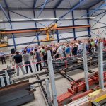 Ruim 200 gasten slaan de officiële openingshandeling van de nieuwe bedrijfshal van BCB Staalconstructie gade.