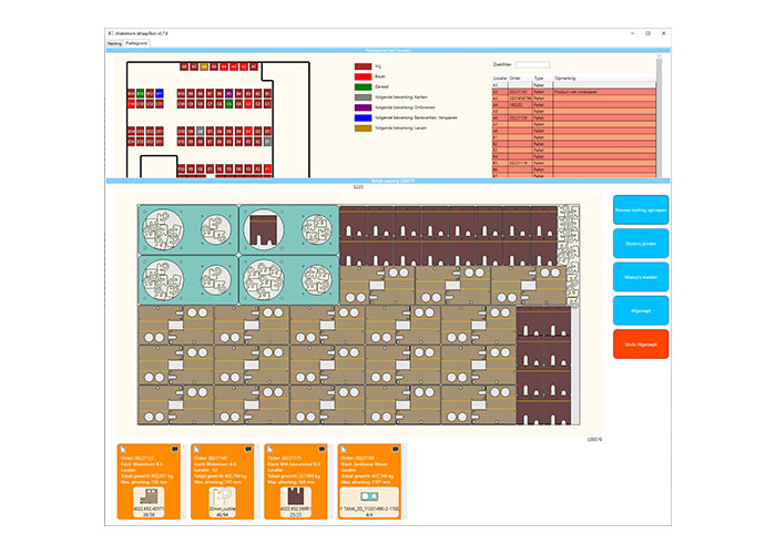 De medewerkers die de nesting uitrapen, krijgen deze op een groot scherm te zien en met kleuren zien ze duidelijk welke onderdelen erin zitten. Daarbij zien ze direct bij welke order deze horen en kunnen ze een beschikbare locatie kiezen waar ze de producten weg leggen.