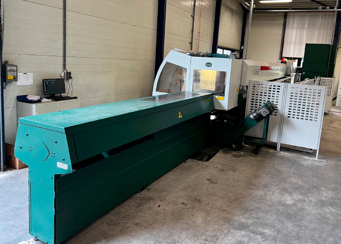 De Adige LT 702 buislaser, die onlangs is aangeschaft bij Laser & Bending Machines (LBM). Deze machine heeft een invoerlengte van 6 meter en een uitvoerlengte van 4,5 meter. Hij snijdt tot een diameter van 140 mm.