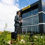 Steffen Bersch, CEO van de SSI Schäfer Group, spreekt de gasten toe bij het nieuwe Nederlandse hoofdkantoor in Oosterhout.