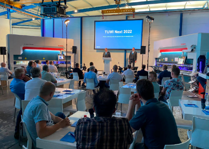 Directeur Marco Mans (links) en Sales Manager Rohalt Kas op het podium van Tuwi Next. De metaalondernemers in de zaal kregen tijdens dit nieuwe event mogelijke oplossingen aangereikt voor de uitdagingen waarvoor zij staan.