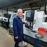 Directeur/eigenaar Han Wildenborg van WIHA Machinefabriek bij de nieuwe CMZ draaibank met stafaanvoer: “We produceren heel wat asjes en busjes waar een tweede bewerking op zit. Vooral daarom hebben we nu deze draaibank met subspil.”