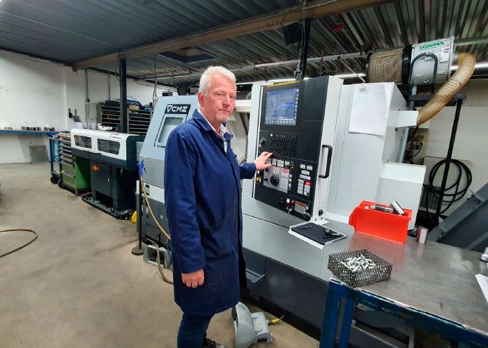 Directeur/eigenaar Han Wildenborg van WIHA Machinefabriek bij de nieuwe CMZ draaibank met stafaanvoer: “We produceren heel wat asjes en busjes waar een tweede bewerking op zit. Vooral daarom hebben we nu deze draaibank met subspil.”