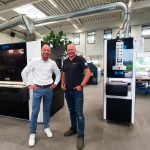 Patrick van Scherpenseel van Q-Fin (links) en Erwin Stokman van Niverplast bij de Ultimate Set: een F1200 en een F200XL ontbraammachine en een WES6000 natwerkende afzuiger. Met deze complete oplossing kan Niverplast 99,99 procent van de onderdelen ontbramen.