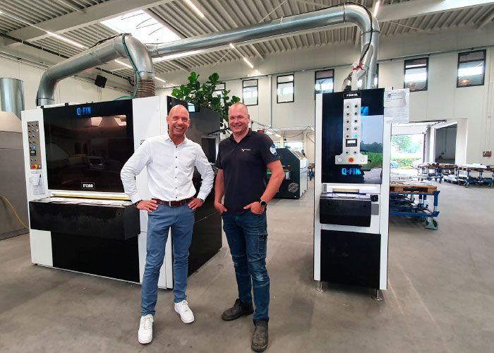 Patrick van Scherpenseel van Q-Fin (links) en Erwin Stokman van Niverplast bij de Ultimate Set: een F1200 en een F200XL ontbraammachine en een WES6000 natwerkende afzuiger. Met deze complete oplossing kan Niverplast 99,99 procent van de onderdelen ontbramen.