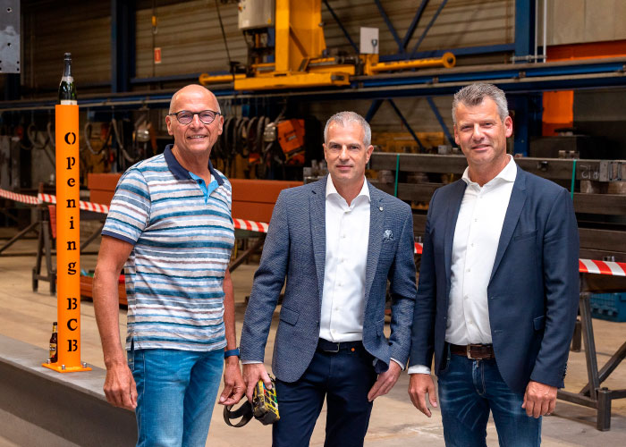 V.l.n.r. Ad Kokshoorn (oud-eigenaar) en de huidige eigenaren van BCB Staalconstructie, Marcel van Os en Vincent van den Dool. Marcel van Os: “Door onze investeringen bieden we een mooie toegevoegde waarde in staal.”