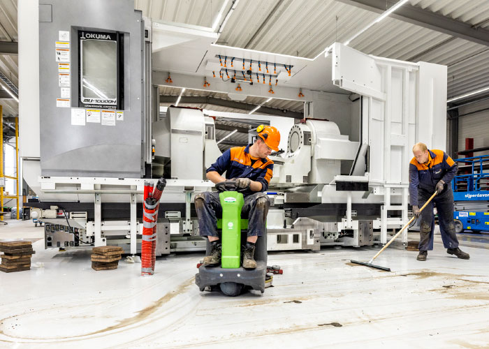 De medewerkers van Jan van Dam plaatsen de machine zodanig, dat de monteurs van Okuma er meteen mee aan de slag kunnen.