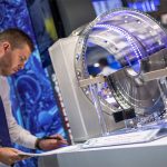 Op de AMB staan productinnovaties uit de werktuigmachine-industrie centraal. Ondanks de vele uitdagingen en onzekerheden is de industrie bereid te investeren in bewerkingsmachines. (Foto: Landesmesse Stuttgart)