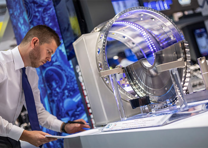 Op de AMB staan productinnovaties uit de werktuigmachine-industrie centraal. Ondanks de vele uitdagingen en onzekerheden is de industrie bereid te investeren in bewerkingsmachines. (Foto: Landesmesse Stuttgart)