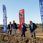 Schop in de grond bij 247TailorSteel in Hooglede. V.l.n.r. aankomend burgermeester van Hooglede Frederik Demeyere, CEO 247TailorSteel Carl Berlo, oprichter van Vulsteke bedrijfsgebouwen Luc Vulsteke en COO 247TailorSteel Frank Gelen.