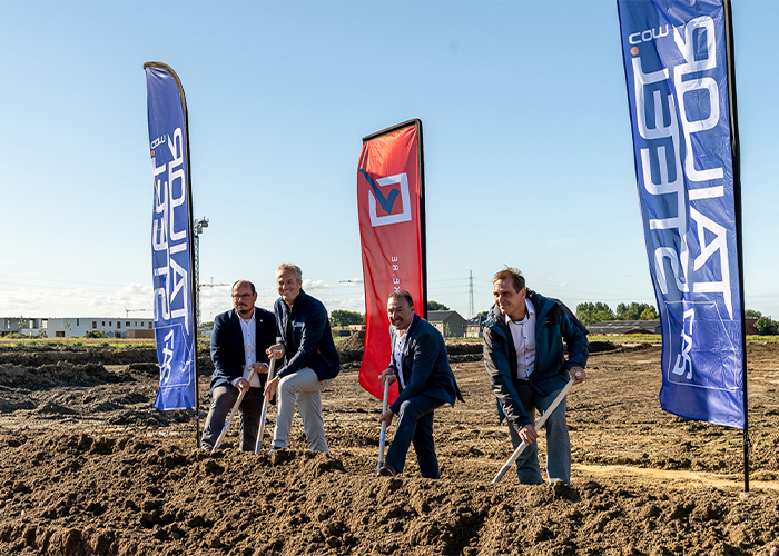 Schop in de grond bij 247TailorSteel in Hooglede. V.l.n.r. aankomend burgermeester van Hooglede Frederik Demeyere, CEO 247TailorSteel Carl Berlo, oprichter van Vulsteke bedrijfsgebouwen Luc Vulsteke en COO 247TailorSteel Frank Gelen.