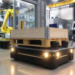 Het gemeenschappelijke doel van alle AGV-projecten is tijdige, veilige en economische overdracht van productie-items. Fastems ontwikkelt actief manieren om deze technologieën efficiënt te gebruiken met CNC-automatisering.