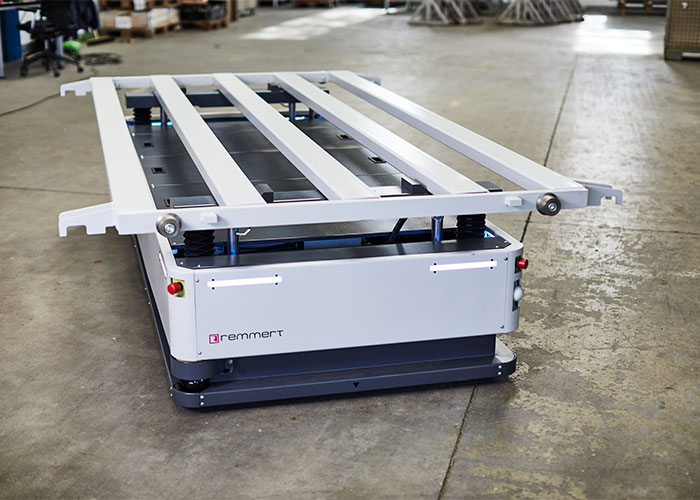 Het pendelverkeer tussen het lasercentrum en het sorteerstation is geautomatiseerd via een AGV, die speciaal is ontwikkeld voor het transport van 3015 plaatwerkpallets.